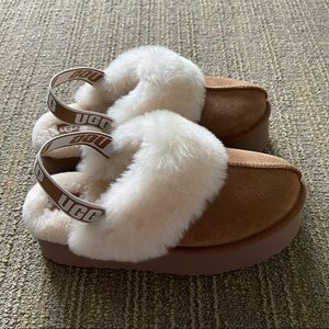 UGG® Funkette Suede Clogs